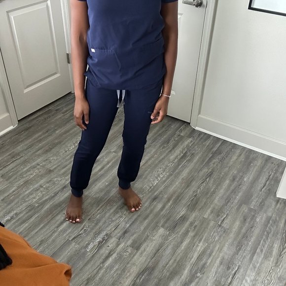 Navy FIGS scrub set | LIGHTLY WORN – like new! | UNBEATABLE PRICE! - Picture 5 of 6